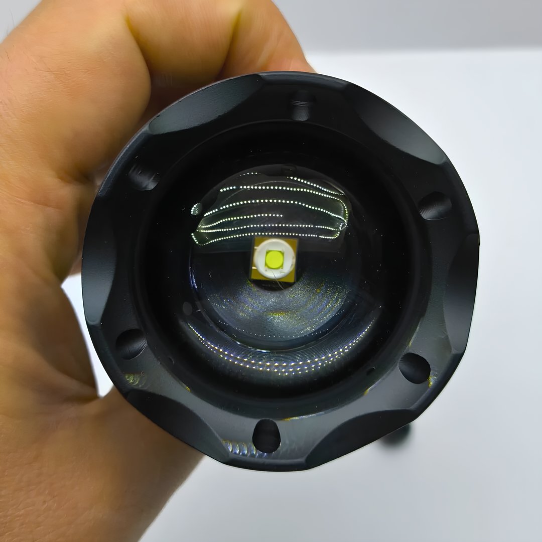 GoldKama GK9583 100W Lazer LED El Feneri - 2200 Metre Menzil, 7200mAh Powerbank Özellikli, Dijital Göstergeli ve 5 Modlu Profesyonel Fener yorumları